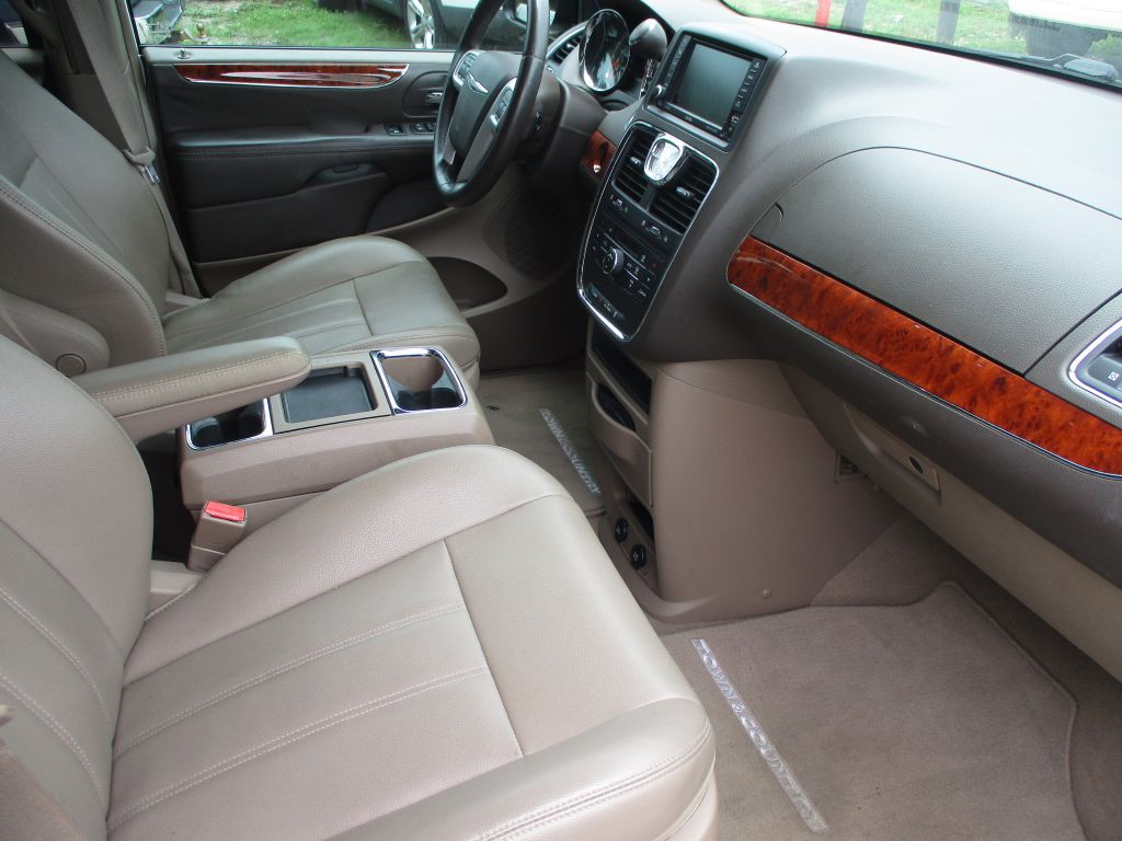 2014 Chrysler Town & Country Image 9