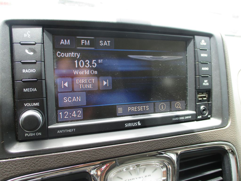2014 Chrysler Town & Country Image 11