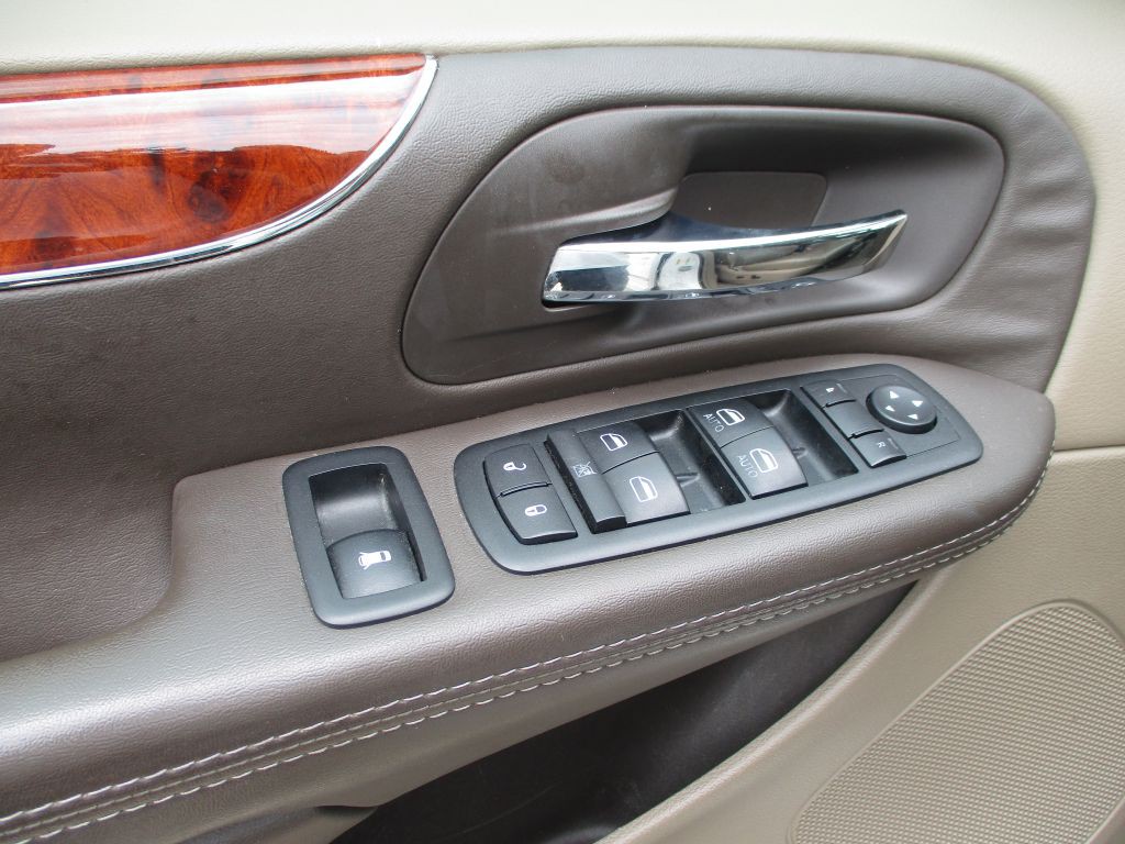 2014 Chrysler Town & Country Image 13