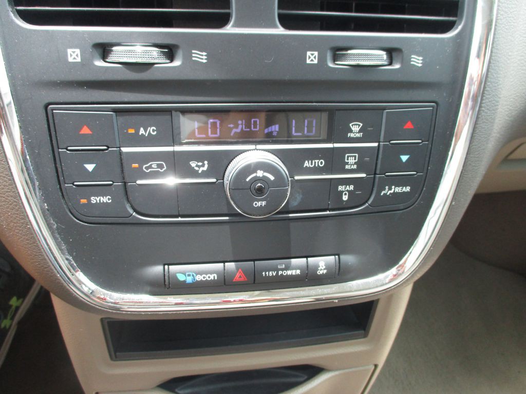 2014 Chrysler Town & Country Image 14