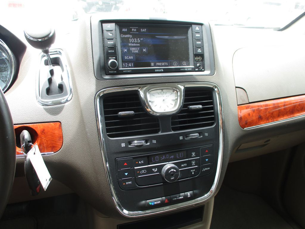 2014 Chrysler Town & Country Image 15