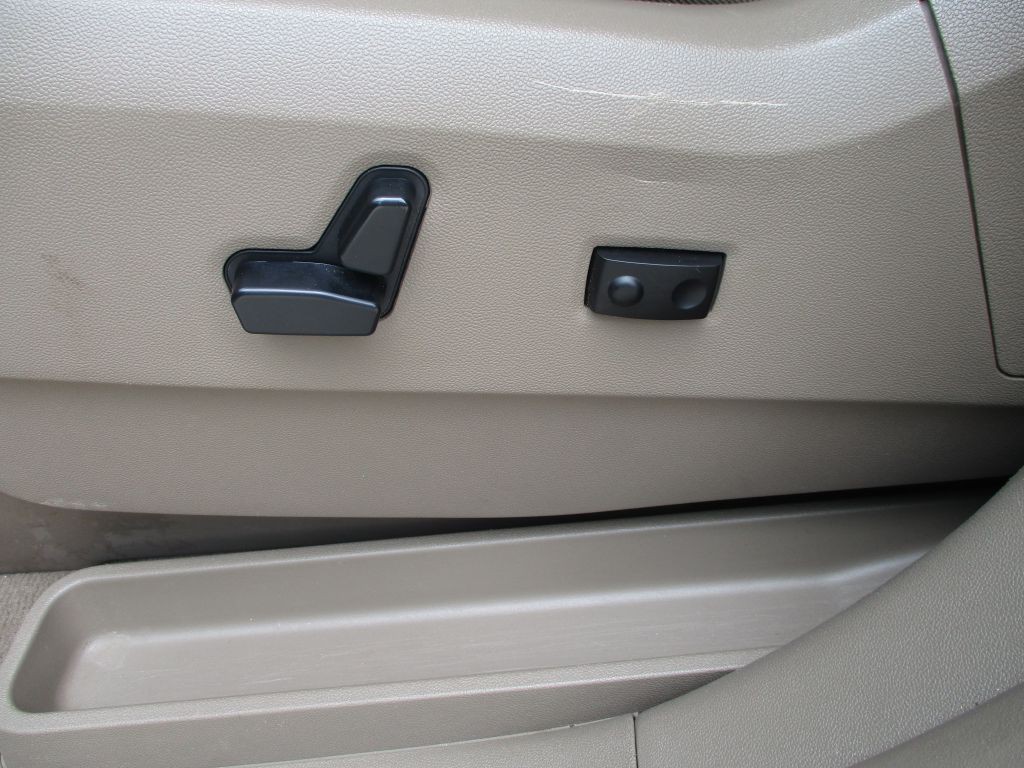 2014 Chrysler Town & Country Image 17