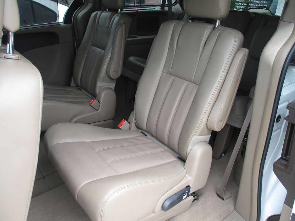 2014 Chrysler Town & Country Image 18