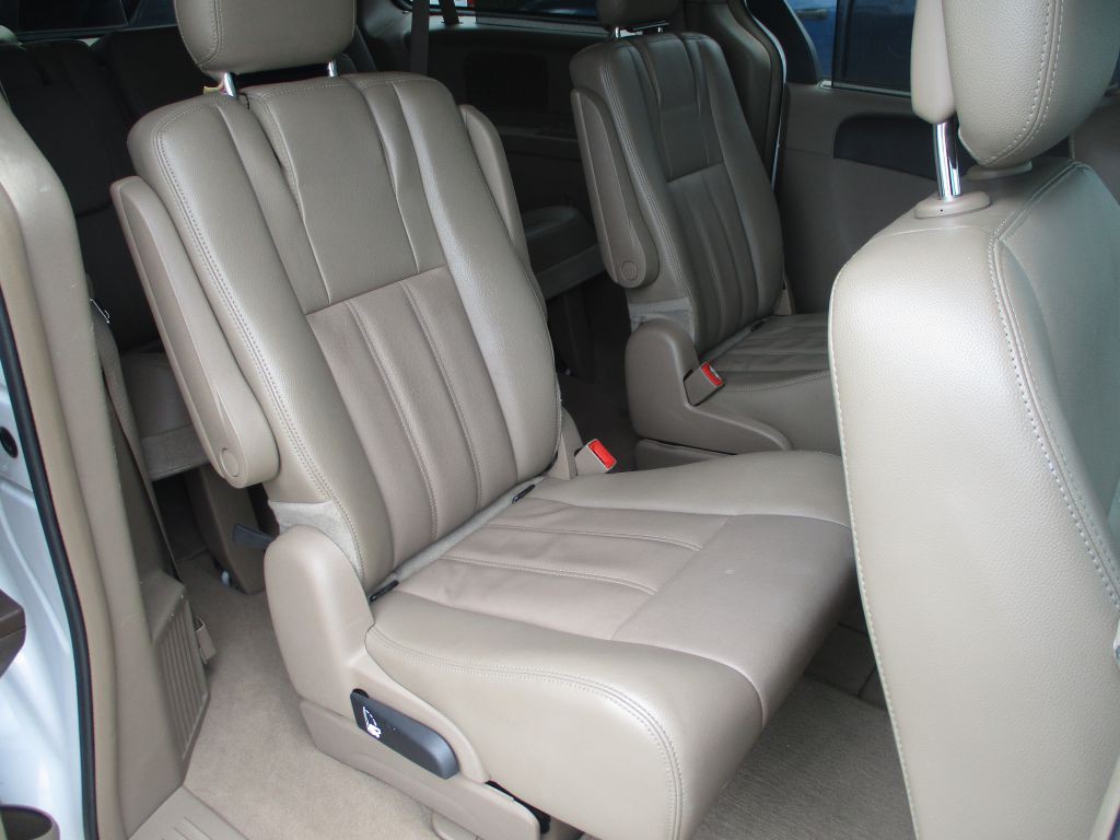 2014 Chrysler Town & Country Image 19