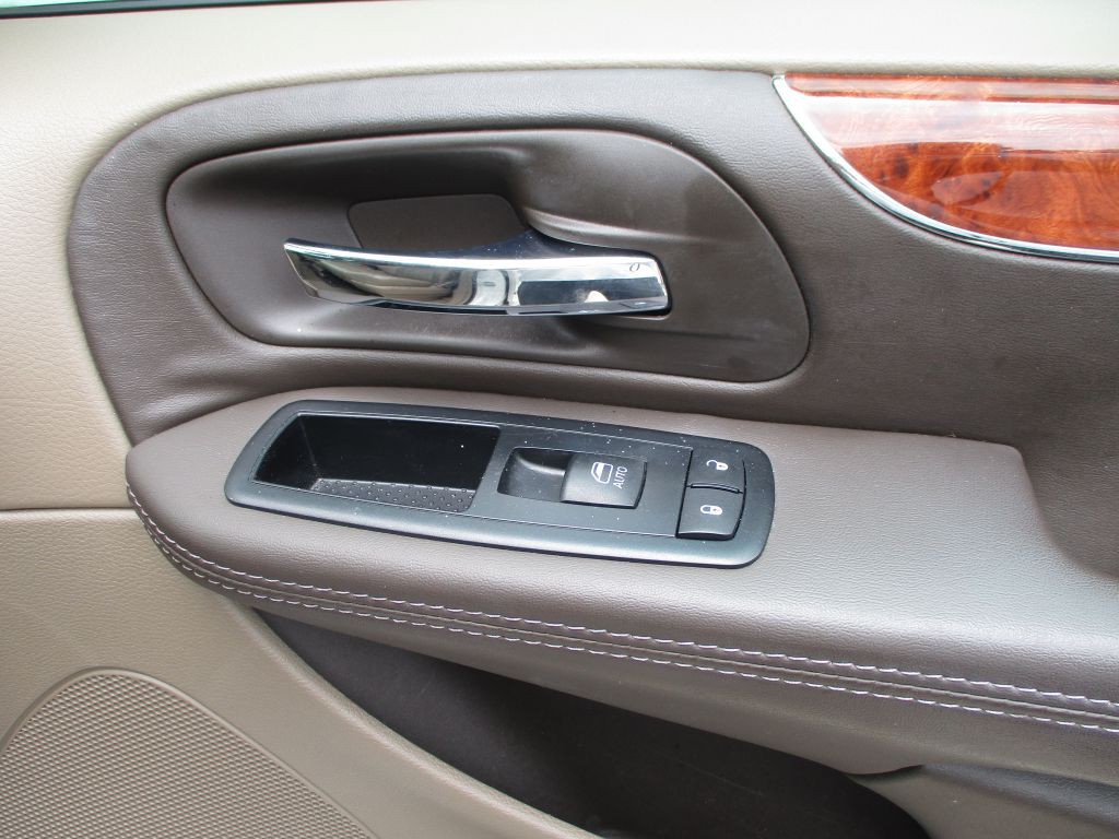 2014 Chrysler Town & Country Image 20