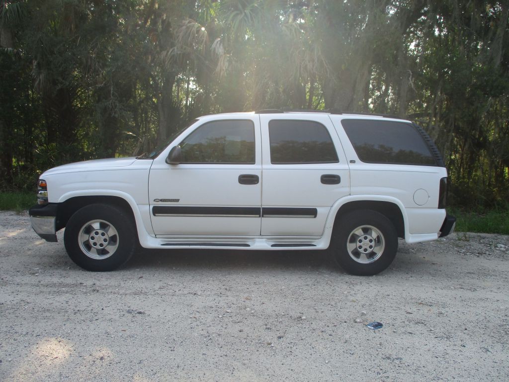 2001 Chevrolet Tahoe Image 2