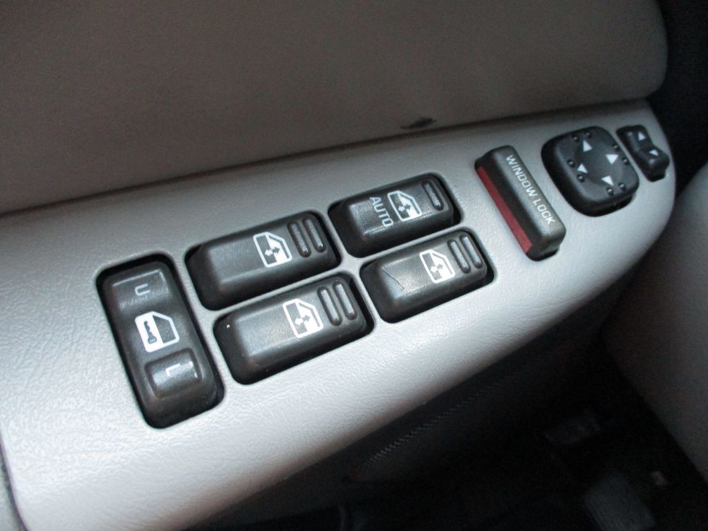2001 Chevrolet Tahoe Image 11