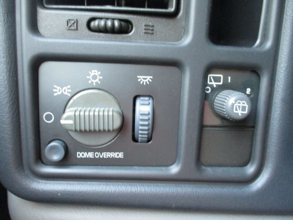 2001 Chevrolet Tahoe Image 12