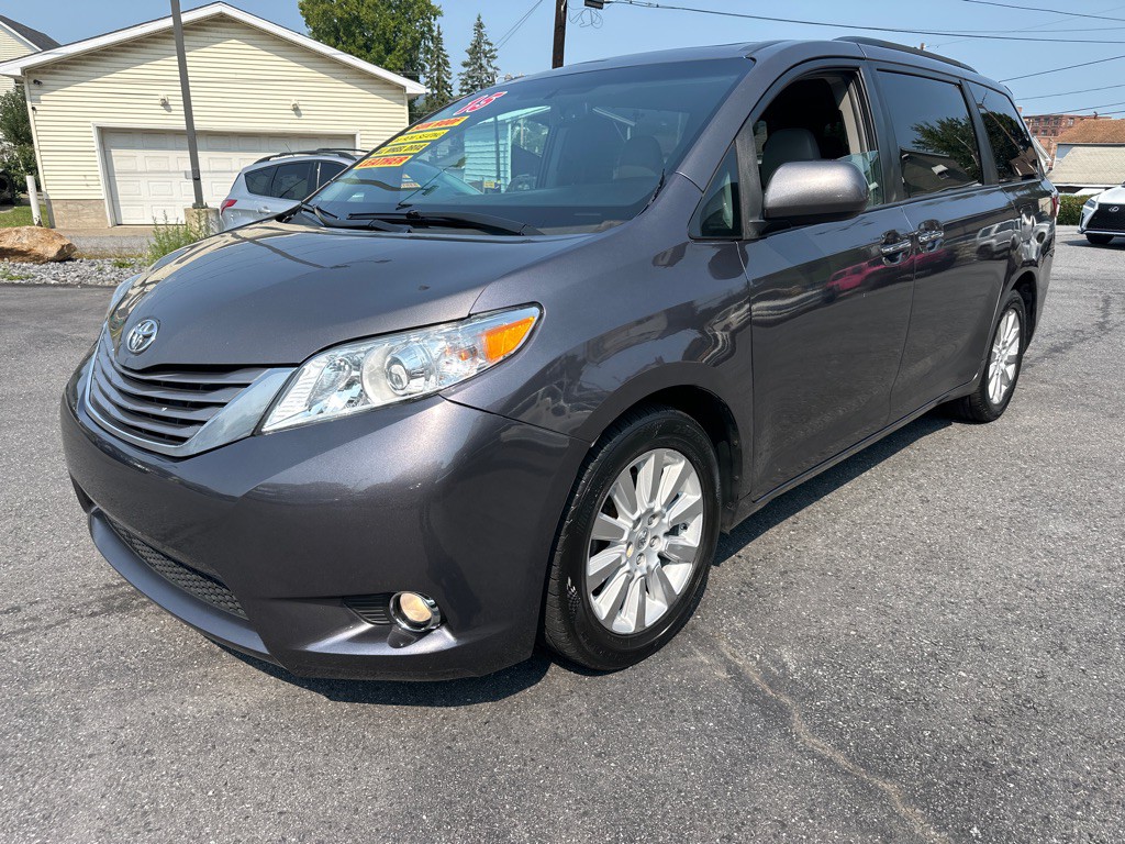 2015 Toyota Sienna Image 2