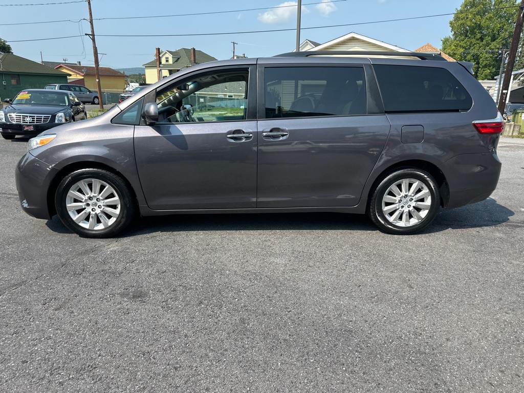 2015 Toyota Sienna Image 3
