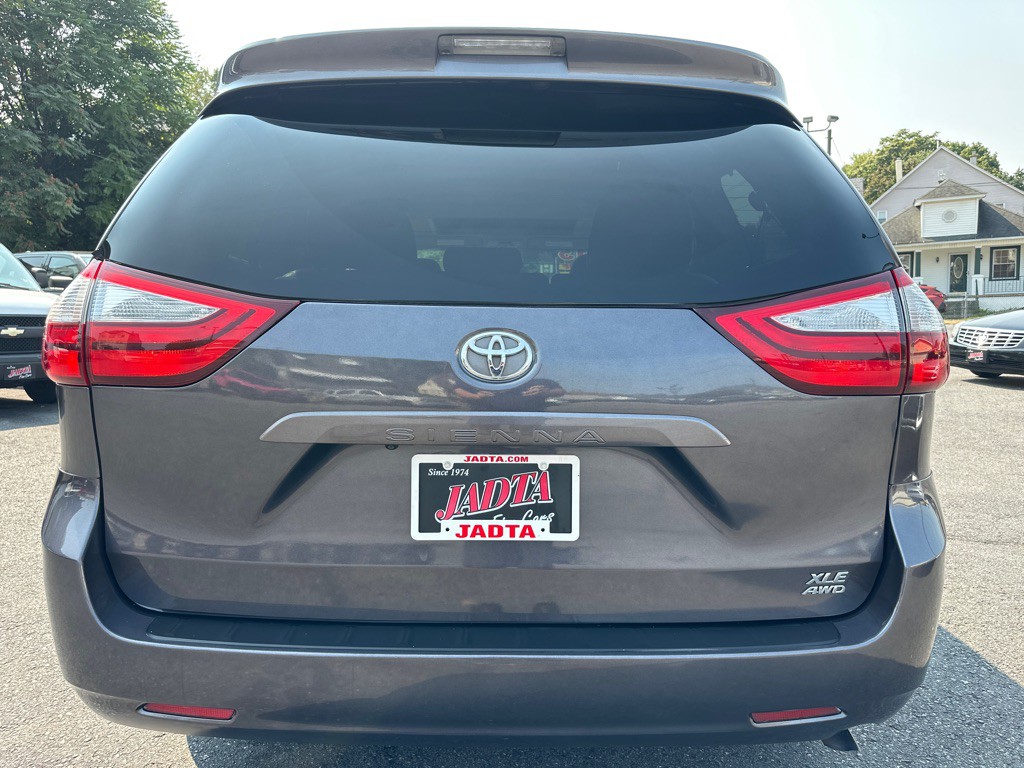 2015 Toyota Sienna Image 5