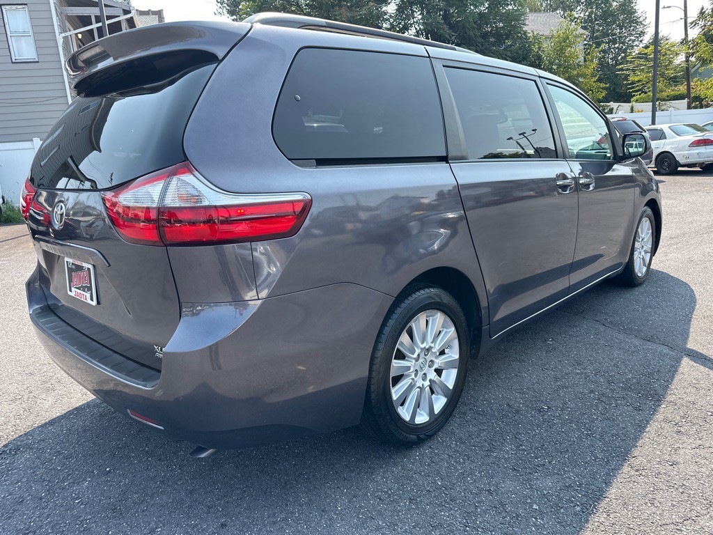 2015 Toyota Sienna Image 6
