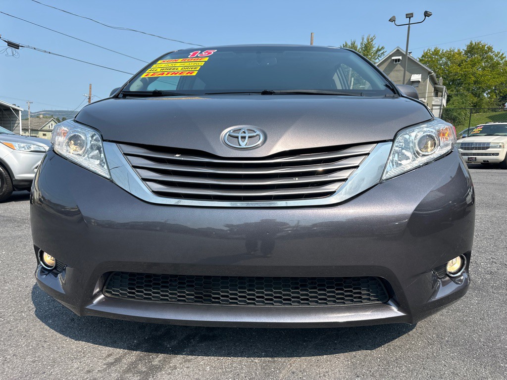2015 Toyota Sienna Image 11