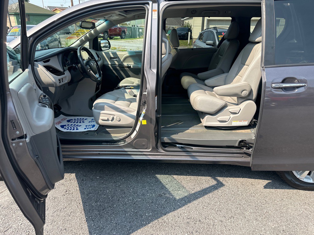 2015 Toyota Sienna Image 12
