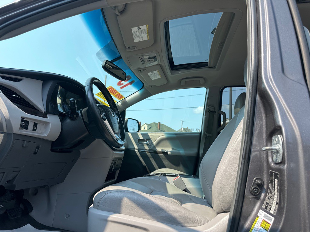 2015 Toyota Sienna Image 13