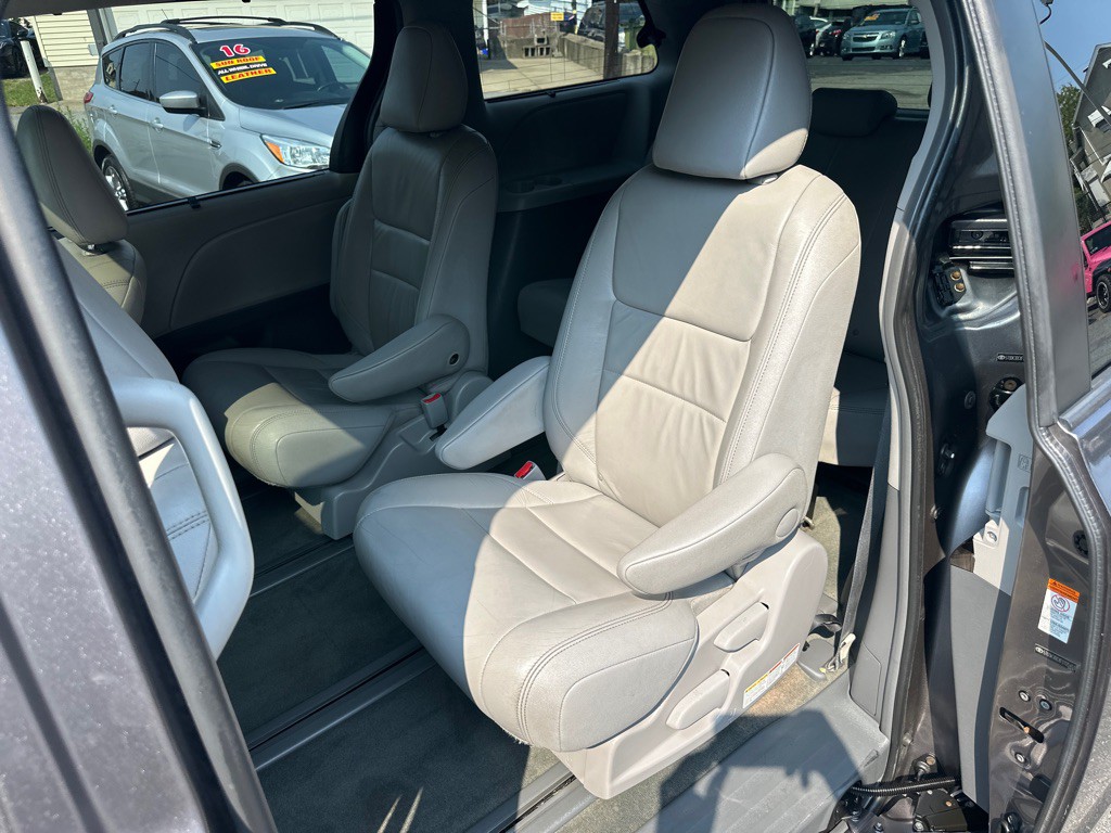 2015 Toyota Sienna Image 14