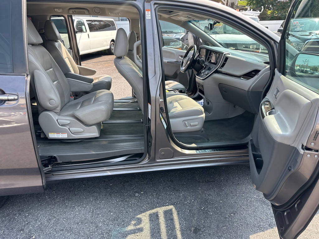 2015 Toyota Sienna Image 15
