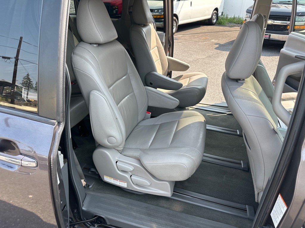 2015 Toyota Sienna Image 16