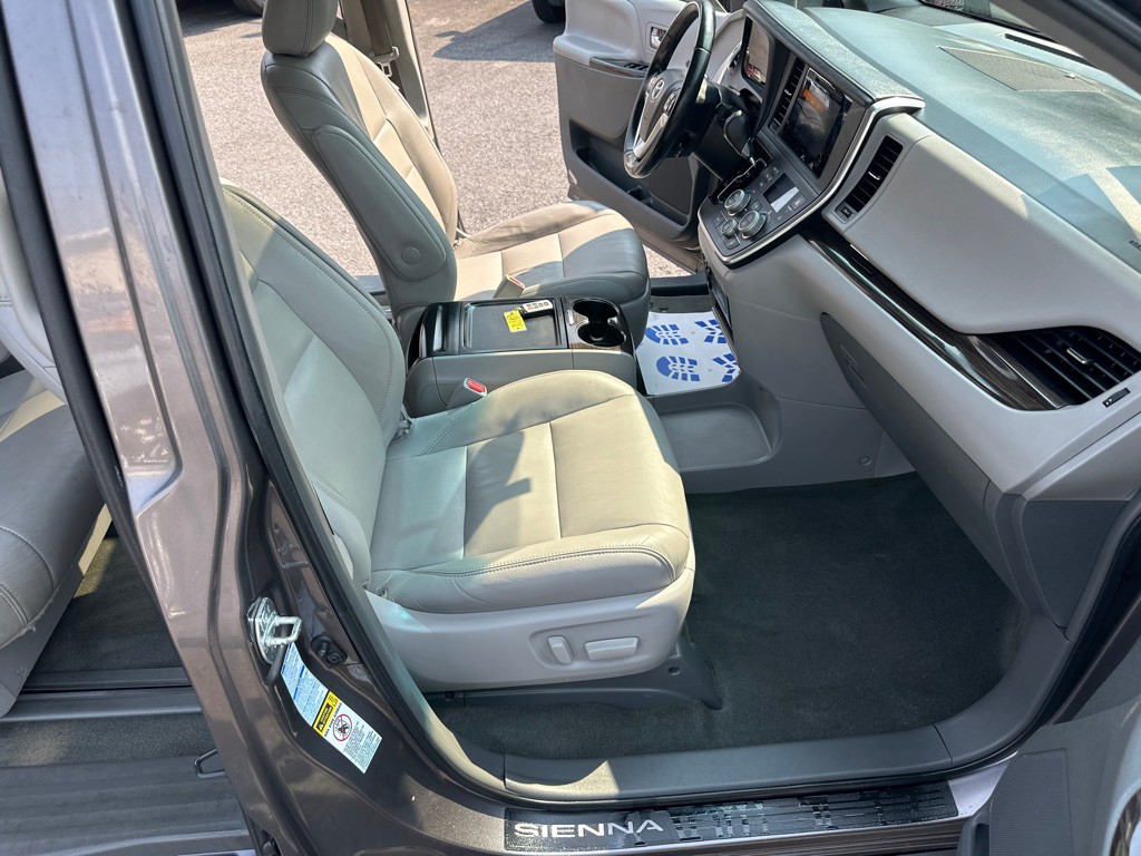 2015 Toyota Sienna Image 17