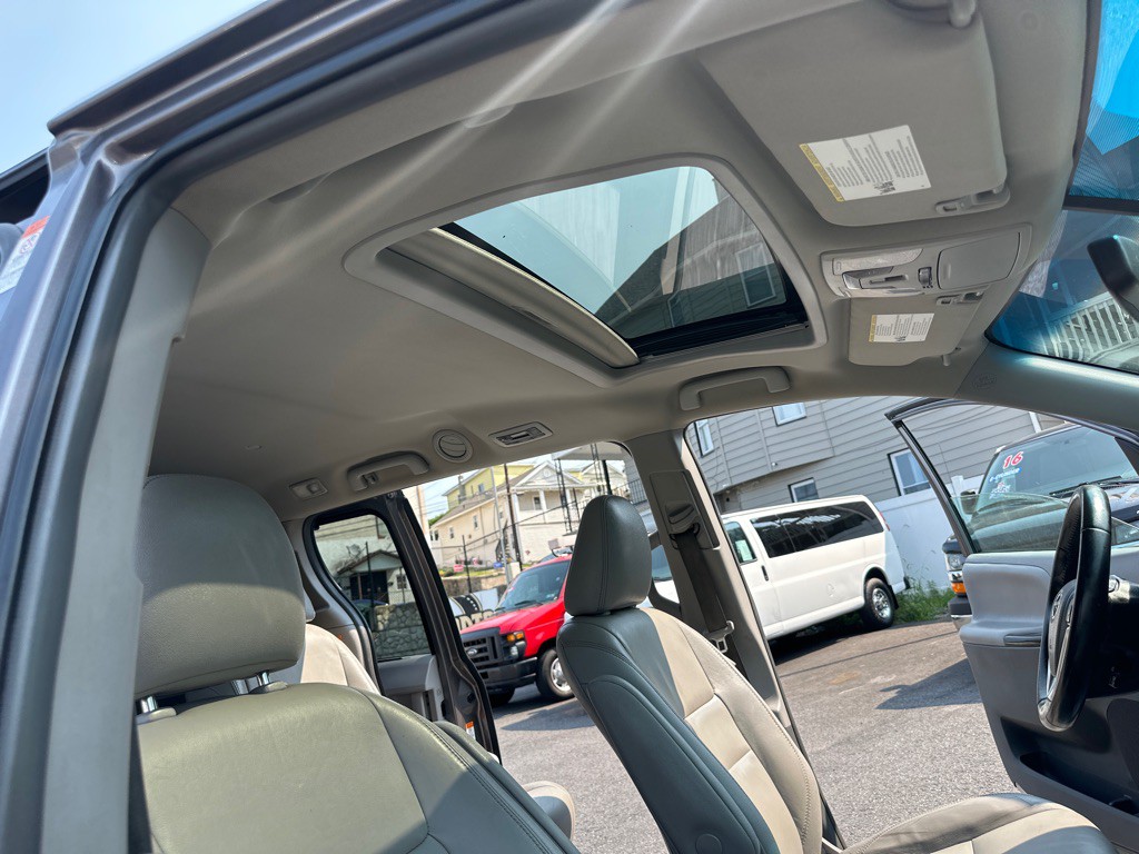 2015 Toyota Sienna Image 19