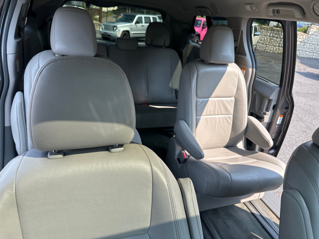 2015 Toyota Sienna Image 20