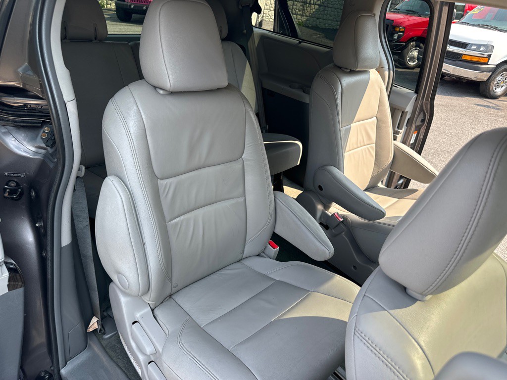 2015 Toyota Sienna Image 21