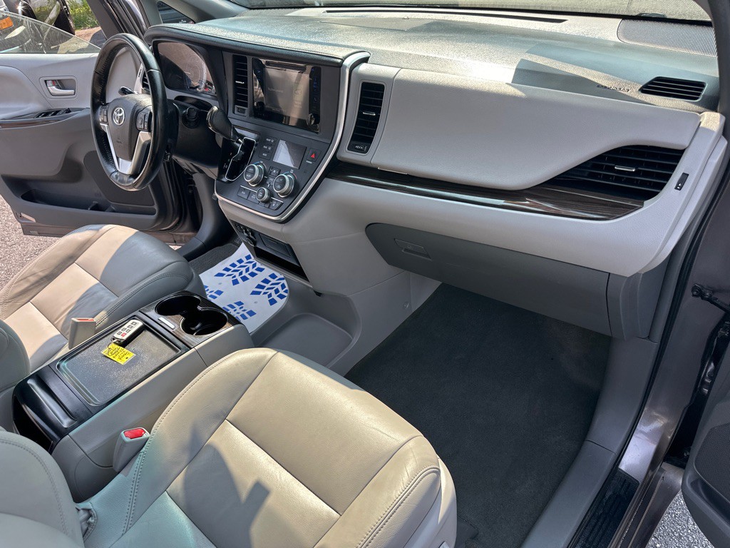 2015 Toyota Sienna Image 24