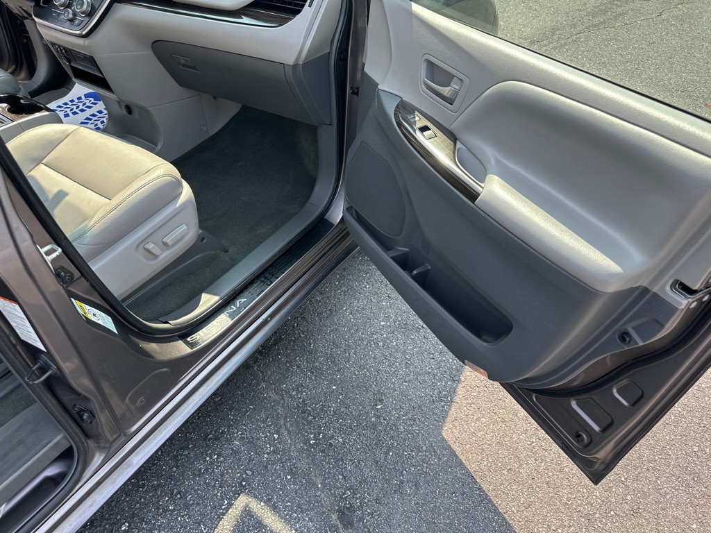 2015 Toyota Sienna Image 25