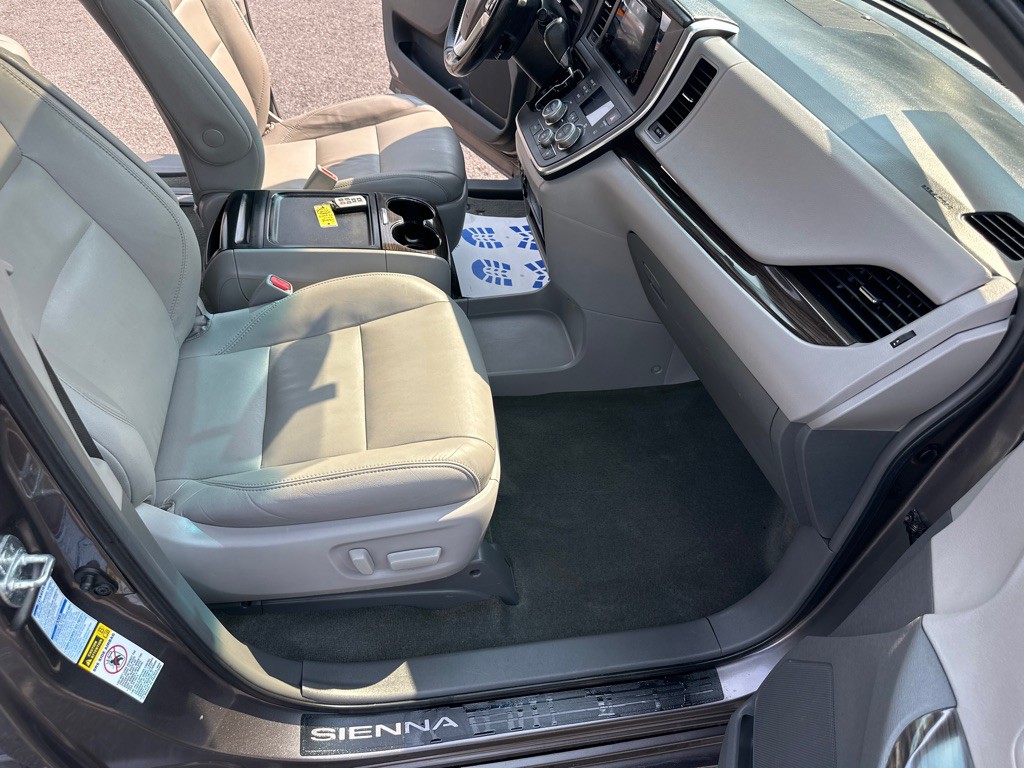 2015 Toyota Sienna Image 26