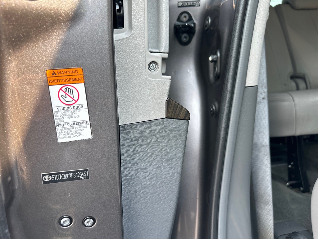2015 Toyota Sienna Image 28