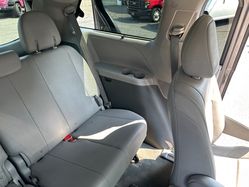 2015 Toyota Sienna Image 30