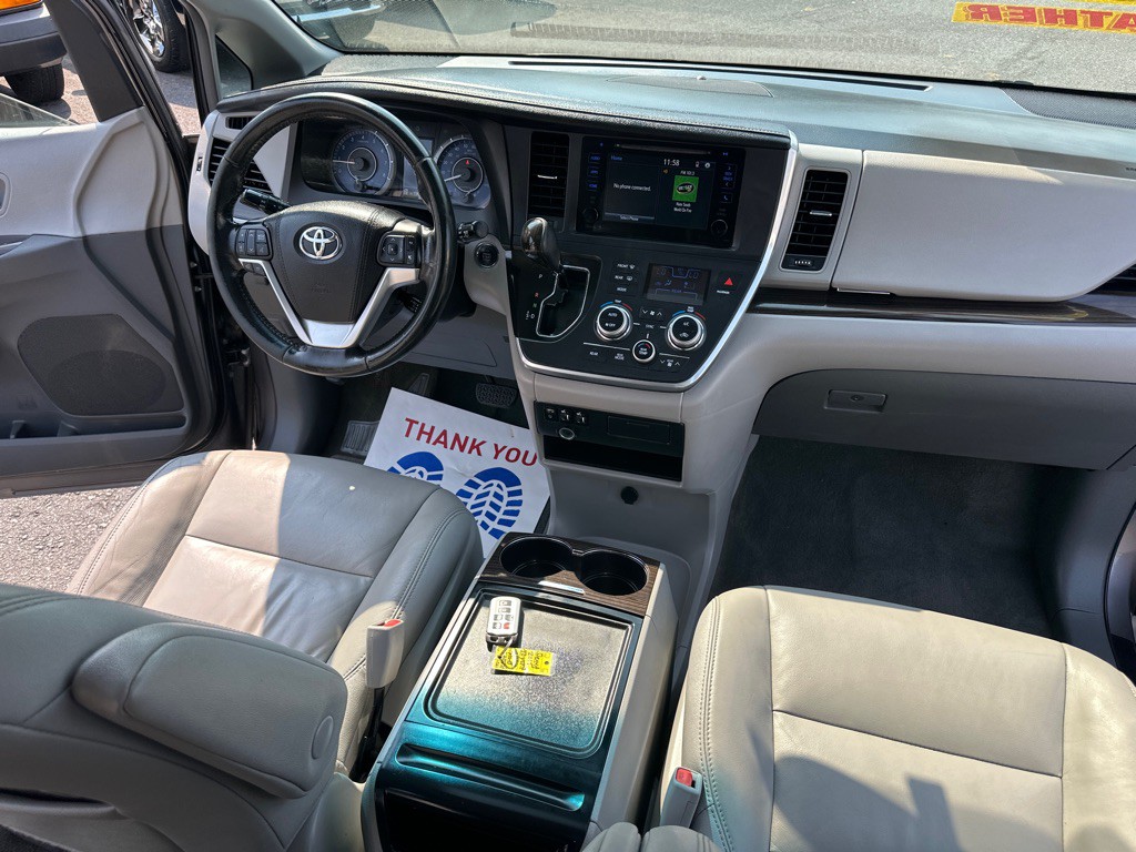 2015 Toyota Sienna Image 33