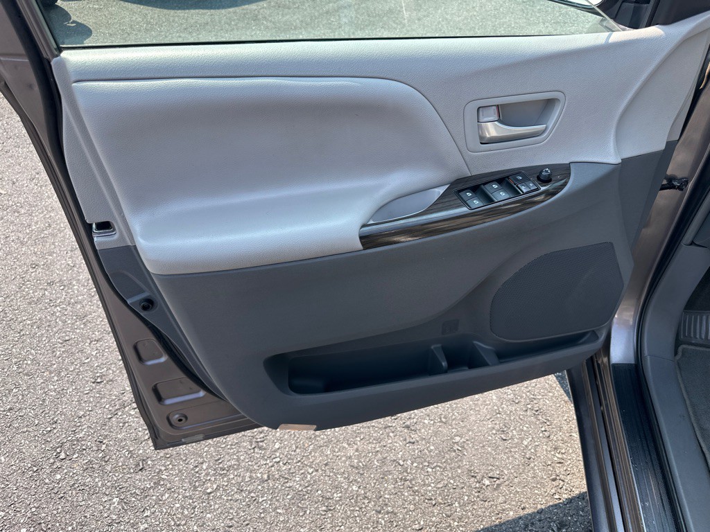 2015 Toyota Sienna Image 35