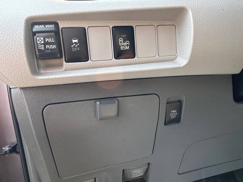 2015 Toyota Sienna Image 36