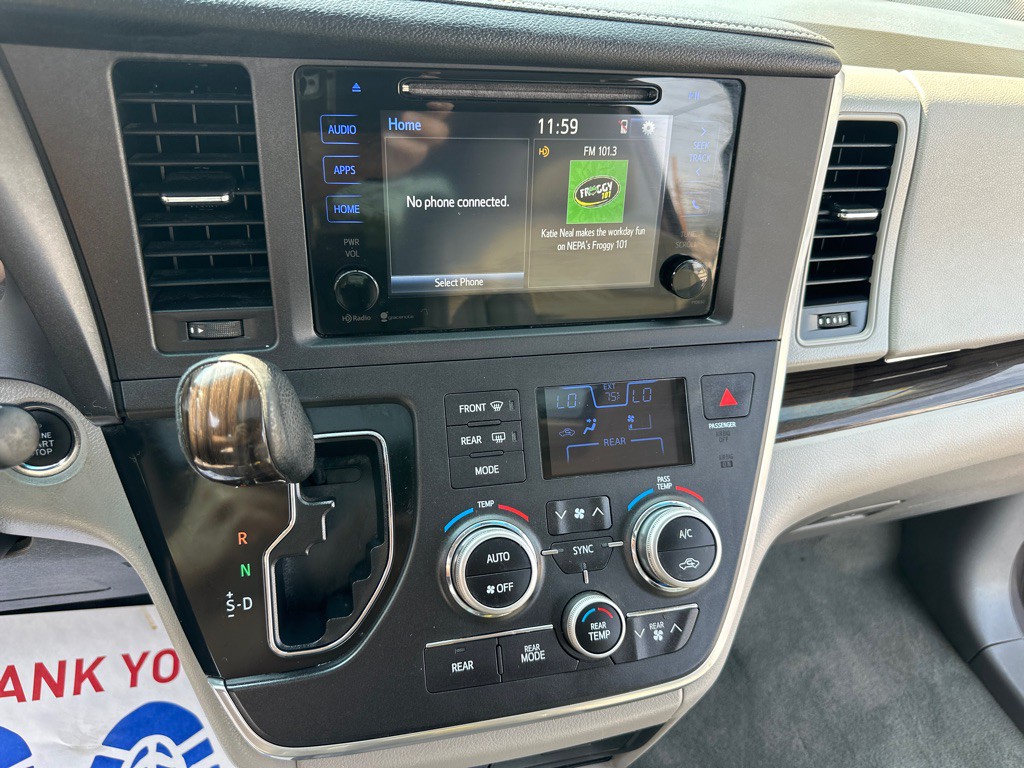 2015 Toyota Sienna Image 38