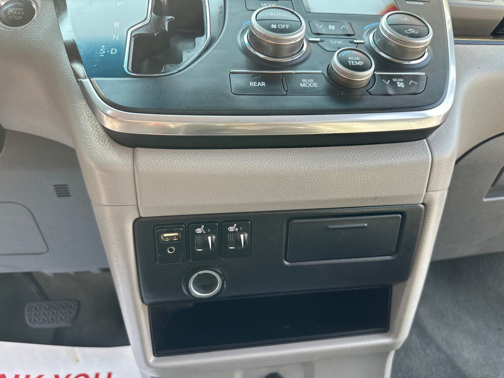 2015 Toyota Sienna Image 39