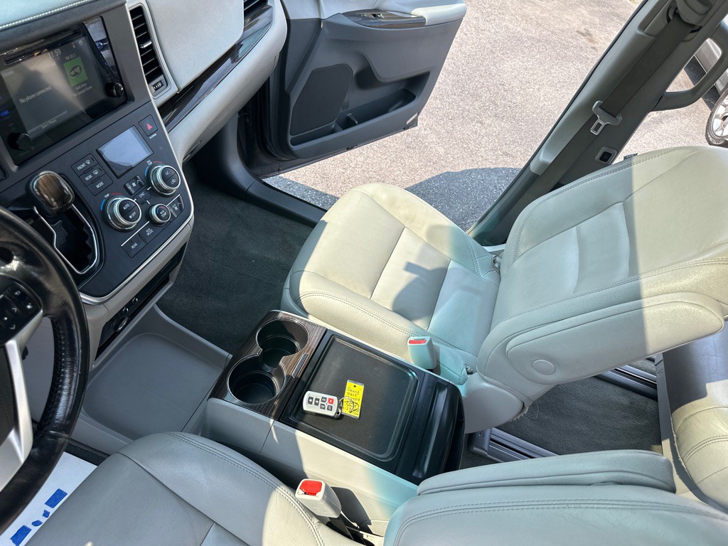 2015 Toyota Sienna Image 40