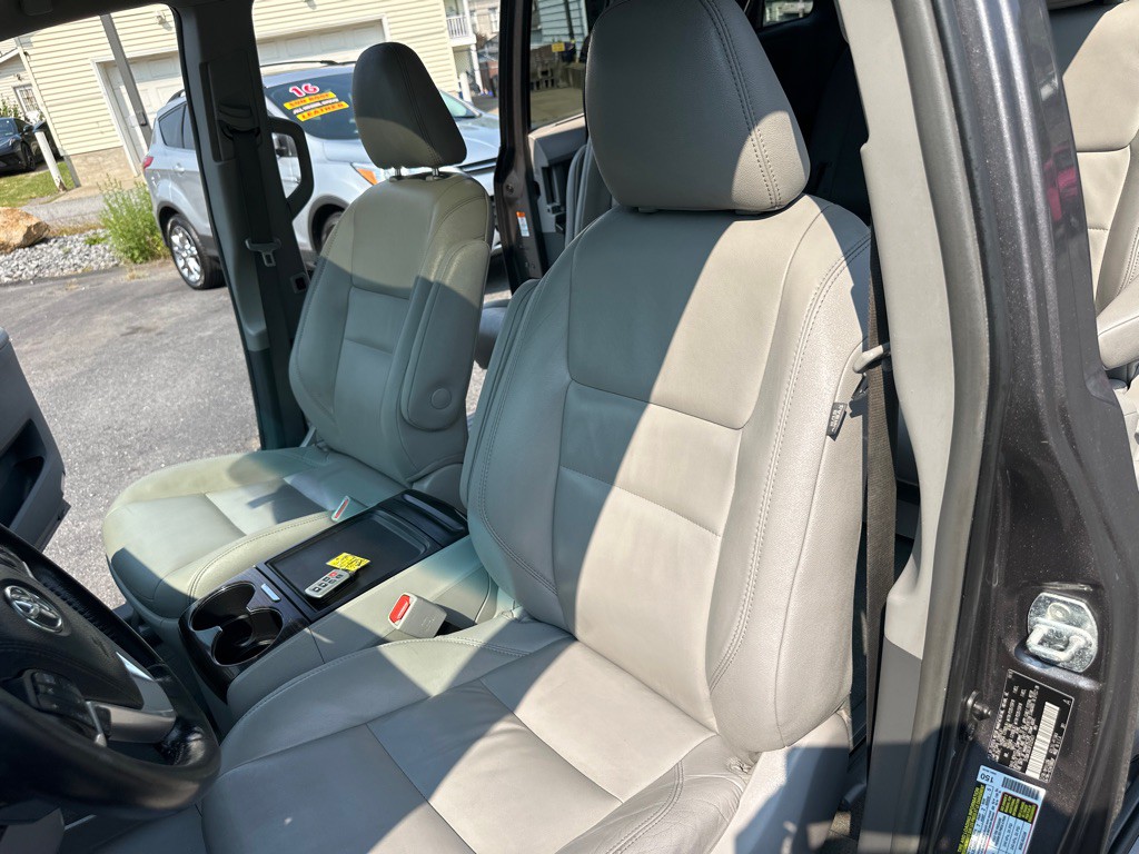 2015 Toyota Sienna Image 41