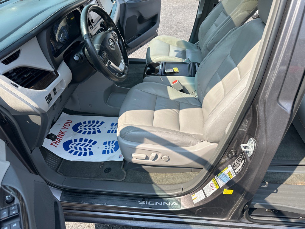 2015 Toyota Sienna Image 42