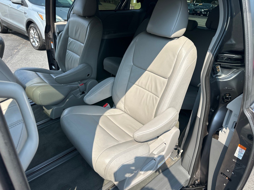 2015 Toyota Sienna Image 44