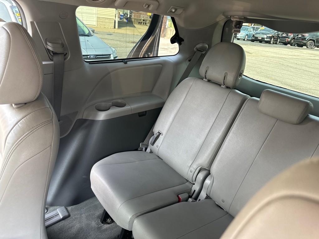 2015 Toyota Sienna Image 45