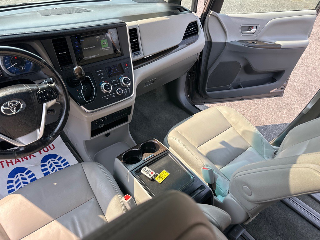 2015 Toyota Sienna Image 53