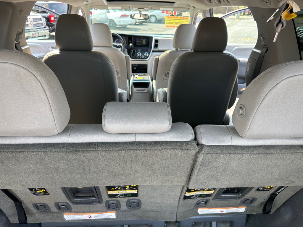 2015 Toyota Sienna Image 56