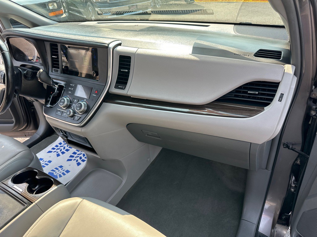 2015 Toyota Sienna Image 60