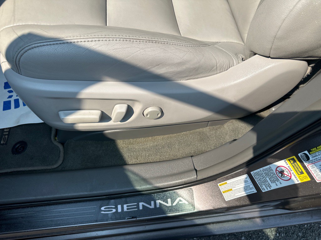 2015 Toyota Sienna Image 61