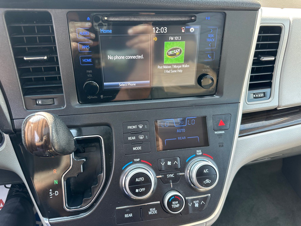 2015 Toyota Sienna Image 63