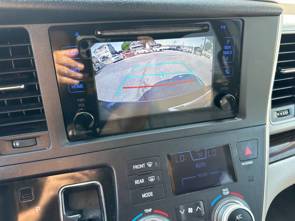 2015 Toyota Sienna Image 64