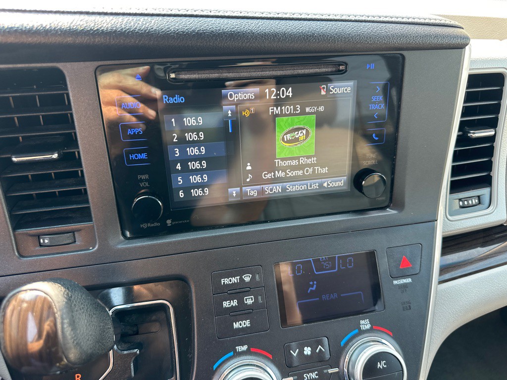2015 Toyota Sienna Image 69