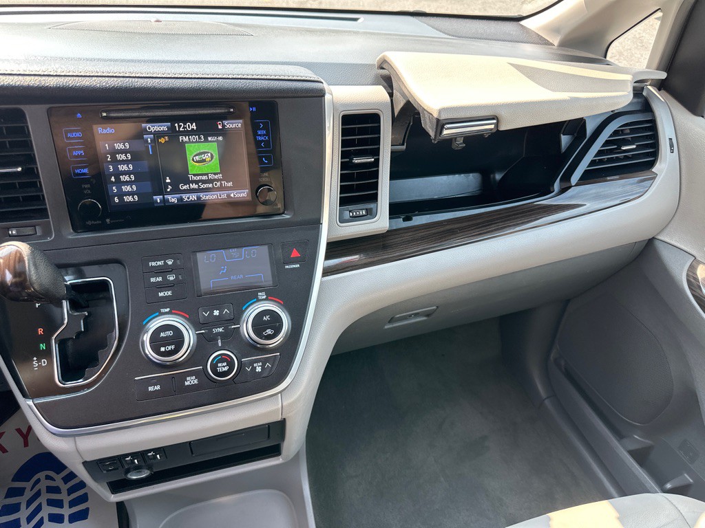 2015 Toyota Sienna Image 71