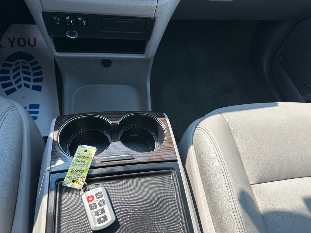 2015 Toyota Sienna Image 73